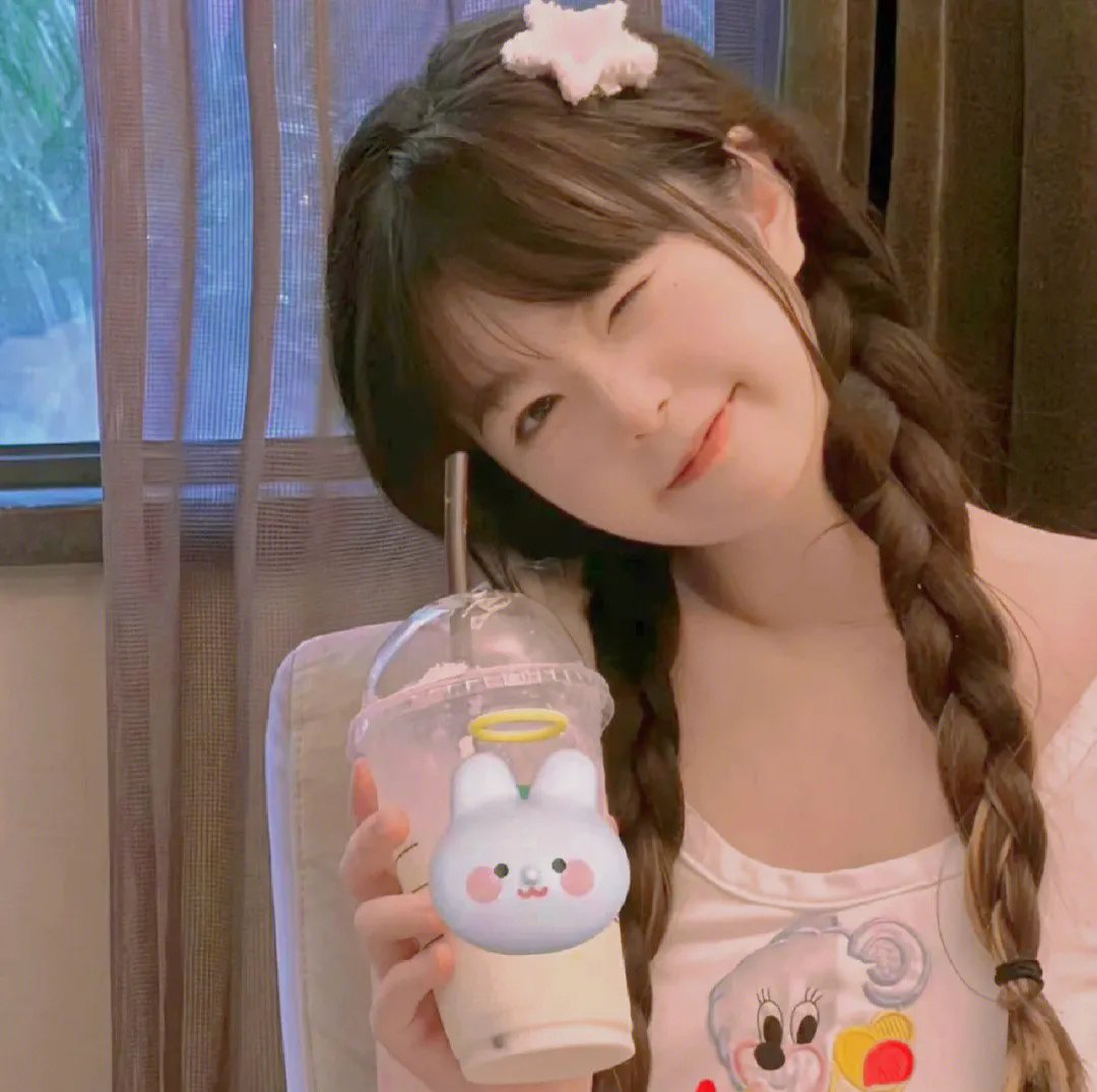 在角落，主教身边